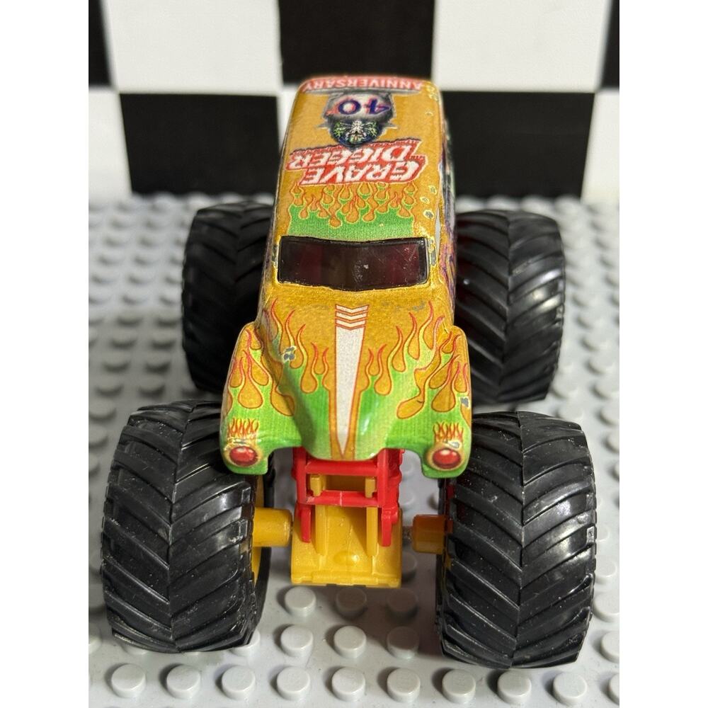 GOLD Spin Master Monster Jam 40th Anniversary Grave Digger Truck 1:64 - Picture 4 of 7